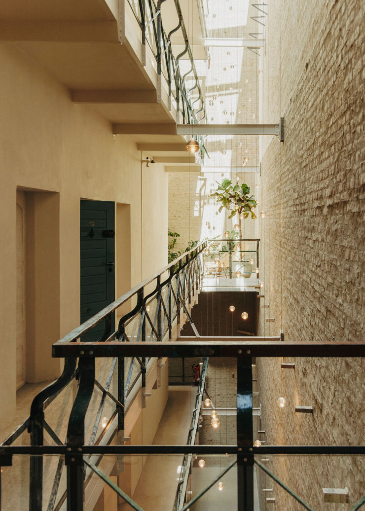 À Charlottenburg, les couloirs de l’ex-prison pour femmes devenue aujourd’hui le si réussi hôtel Wilmina sont parfaitement illuminés, tant par la verrière que par les luminaires de la marque canadienne Bocci.