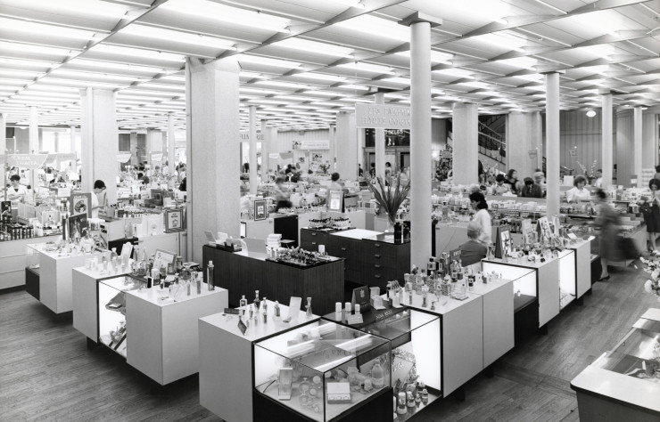 Le rayon parfumerie du Bon Marché, Paris, à l’occasion de l’exposition « La Saga des grands magasins » à la Cité de l’architecture et du patrimoine. Photo Philippe Bernard, 1963. © Patrimoine Le Bon Marché Rive Gauche 