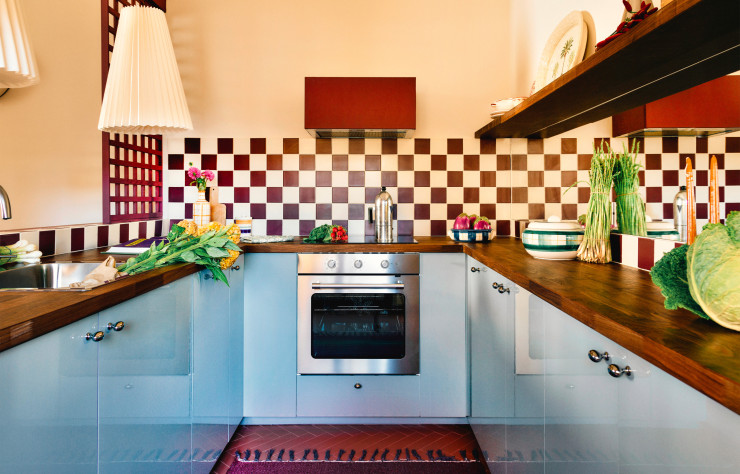 Des jeux de carreaux et de quadrillés encadrent l’espace cuisine. © Mirko Morelli