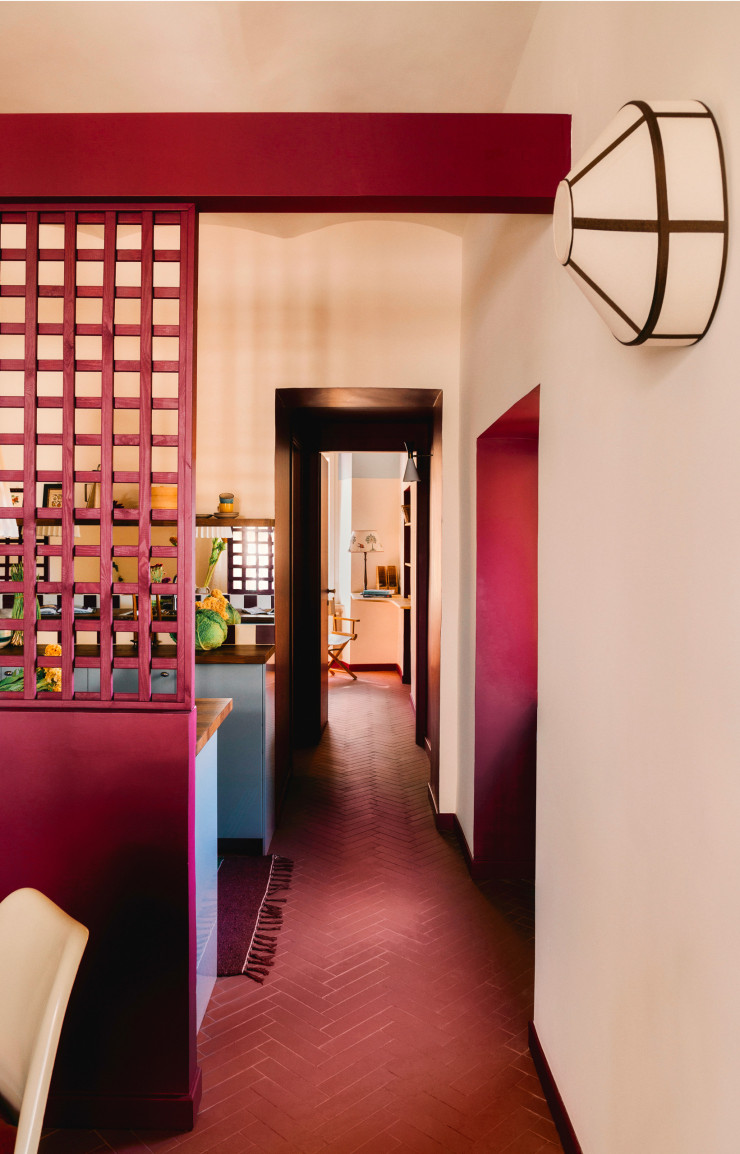 Le fil rouge de cet appartement situé dans le quartier vibrant de San Lorenzo, à Rome ? L’aubergine, qui tranche avec le bleu ciel des façades de la cuisine. © Mirko Morelli