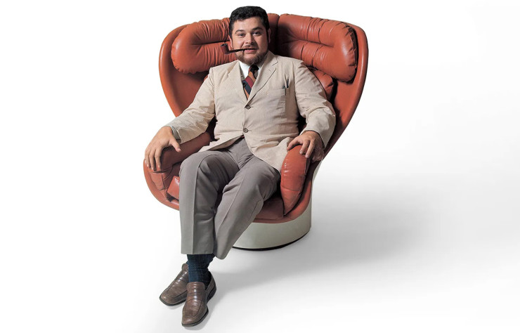 Joe Colombo dans le fauteuil Elda conçu en 1963. DR