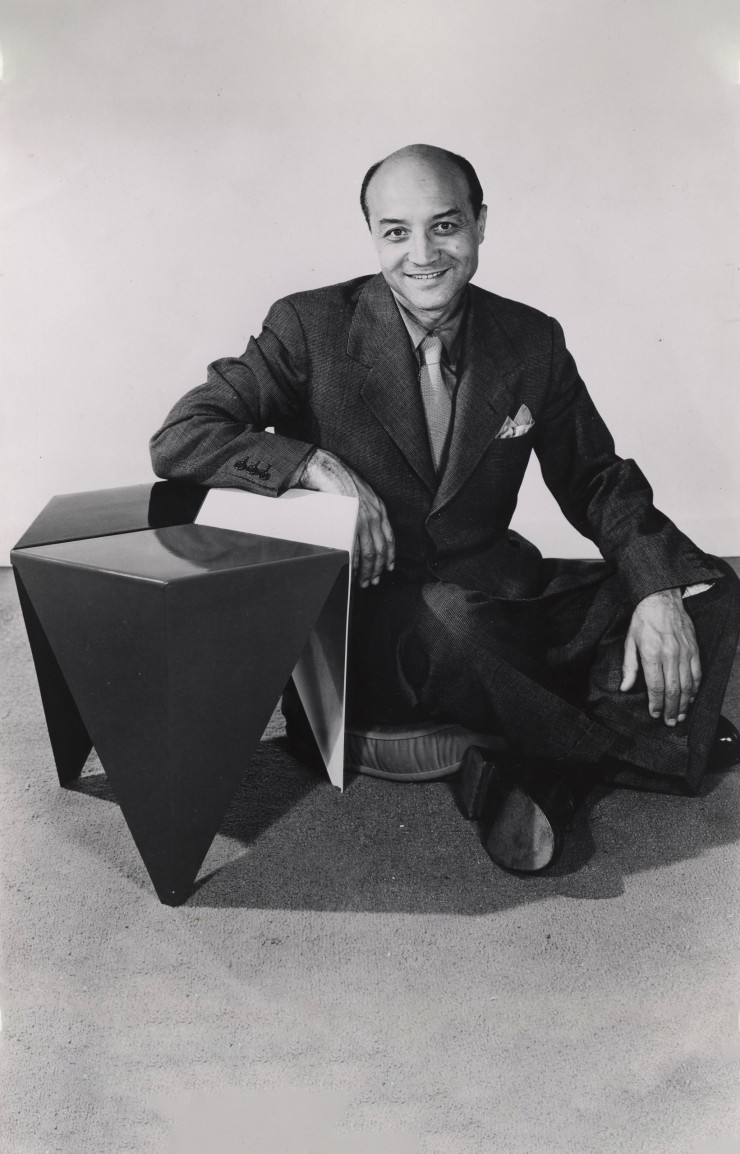 Isamu Noguchi et la « Prismatic Table » dans une publicité pour Alcoa, 1957. The Noguchi Museum Archives, 03812. Photo: Jay-Bee Photo Studio. ©The Isamu Noguchi Foundation and Garden Museum / ARS / ADAGP