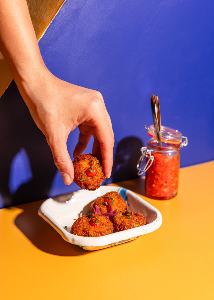 Une couleur bleu océan habille la salle du premier étage, la cuisine et le bar.