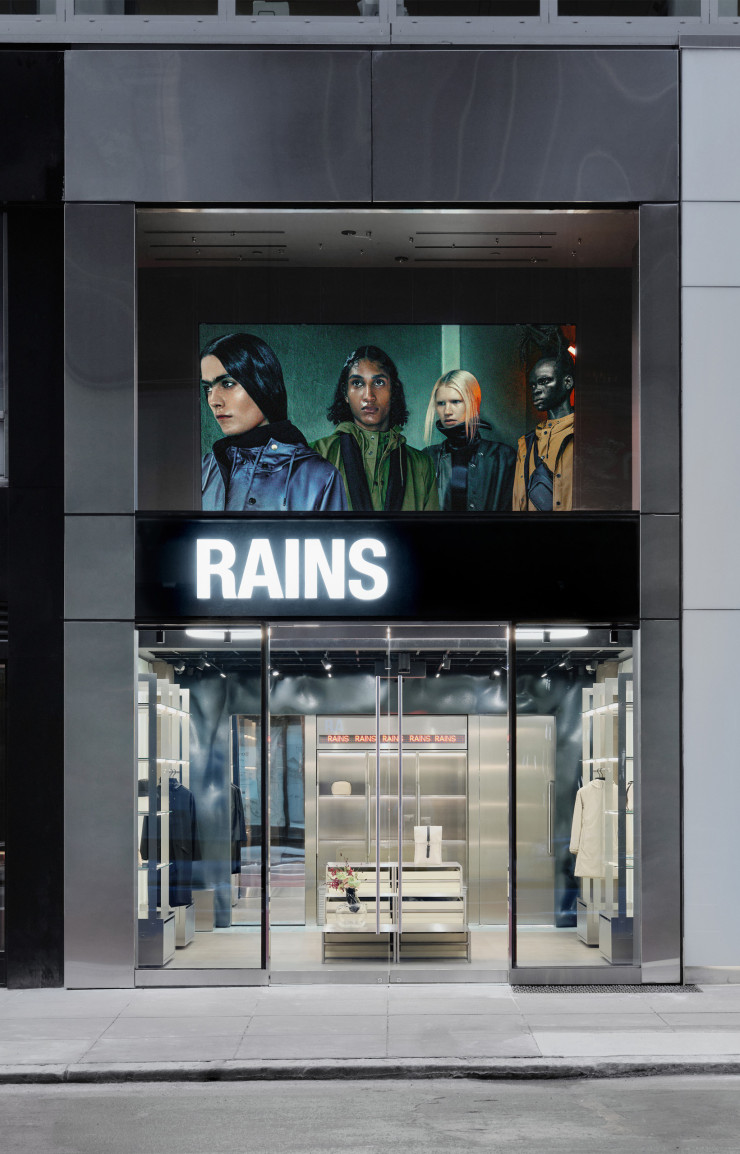 L’entrée de la toute nouvelle boutique Rains imaginée par Stamuli AB est pensée comme un portail vers l’univers urbain ultra-moderne de la marque de prêt-à-porter danoise.  © Francesco Stelitano