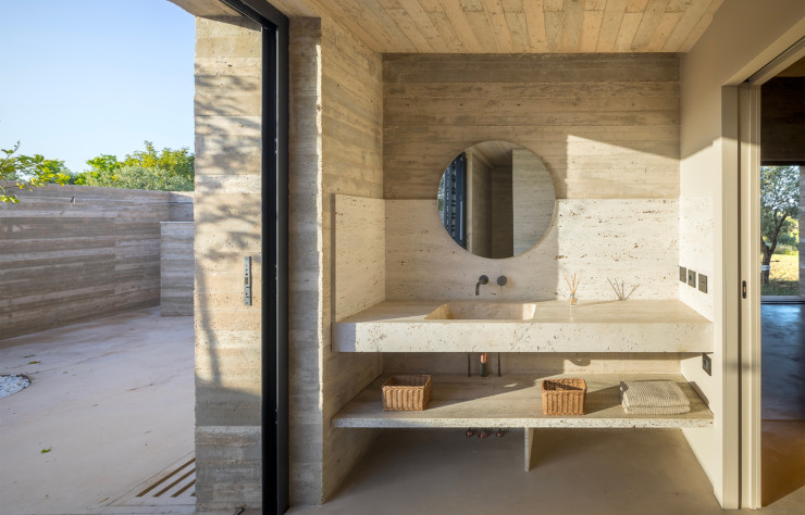 La salle de bain, grâce aux baies vitrées coulissantes, s’ouvre sur l’extérieur.