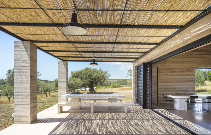 Cette villa se fond dans le paysage de la Sicile.