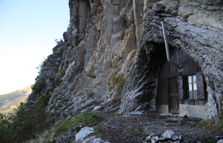 Tantôt en pierre sèche, en bois, en lauze, ou bien prenant appui sur une concrétion rocheuse naturelle, ces refuges font le plus souvent appel à des savoir-faire ancestraux.