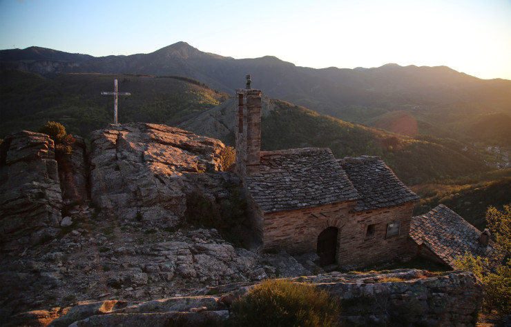 « Abrim » est un véritable récit de voyage à travers la diversité de paysages et de styles architecturaux qu’offre la richesse des terroirs français.