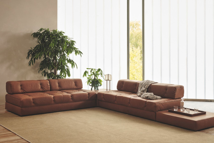 Dans cette version, la surface de couchage peut elle aussi accueillir un tissu de rembourrage au lieu du coutil noir, transformant le mobilier en lit de repos.