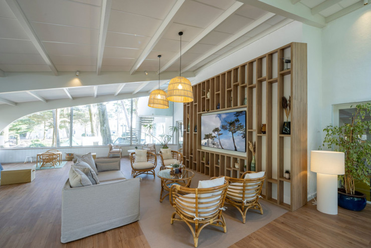 Pour insuffler un esprit à la fois marin et bohème à cette adresse mythique, David Comy a convoqué le blanc des bâtisses, le beige intérieur, le bleu des escaliers et des matières authentiques et naturelles, comme le bois et la voile, dans une quête de simplicité et d’élégance.