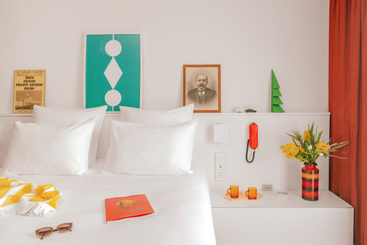 Dans les chambres de cet hôtel, le béton de la structure est volontiers laissé apparent et dialogue avec les aménagements dont une partie a été confiée au designer Jean-Benoît Vétillard.