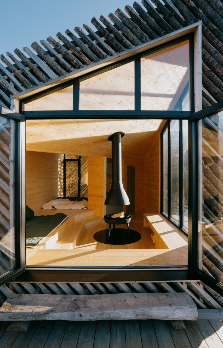 Le poêle, réalisé sur mesure, est au centre de la pièce de vie de Flo, un lodge flottant à louer. © Studio Abrakadabra