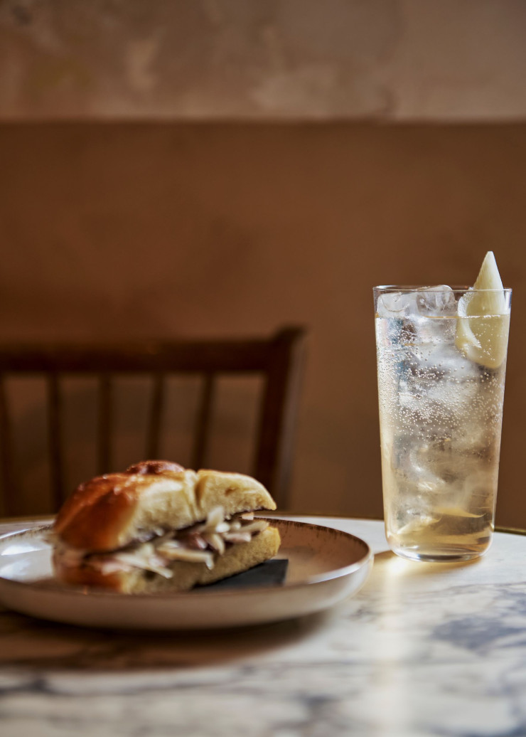 Une carte de cocktails et de focaccias conçus uniquement à partir d’ingrédients frais et locaux.