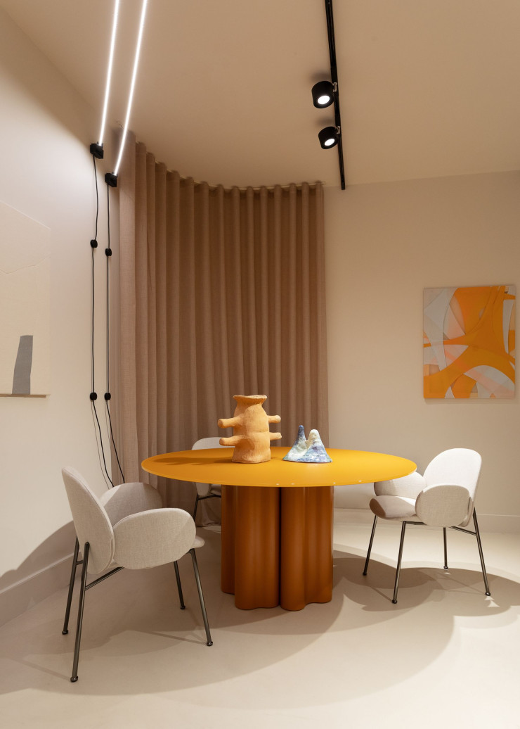 À côté, la table de salle à manger Teatro Magico, de 967Arch, orange mangue, dramatise l’espace de son sculptural piétement.