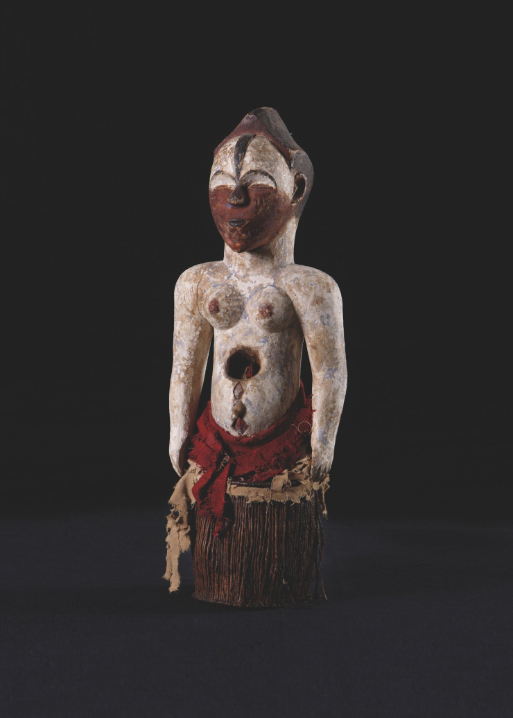 Statuette de fertilité Eket, en bois, rotin et coton, Nigeria (années 1920).