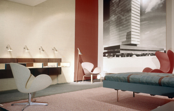 La lampe AJ a été créée par Arne Jacobsen spécialement pour l’ouverture du SAS Royal Hotel de Copenhague (aujourd’hui Radisson Collection), en 1960.