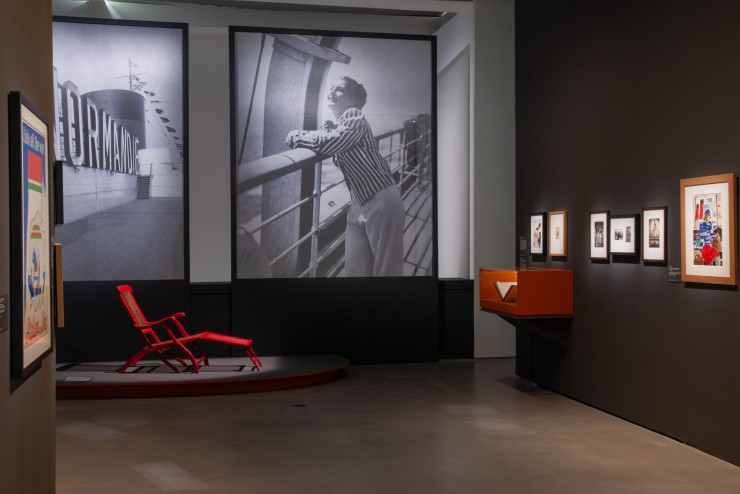 Norma Shearer, actrice américaine photographiée en 1939 lors d’une traversée ralliant New York. Chaise longue pliante de pont conçue pour le Normandie. Vue de l’exposition « Paquebots 1913-1942. Une esthétique transatlantique », au musée d’Arts de Nantes.