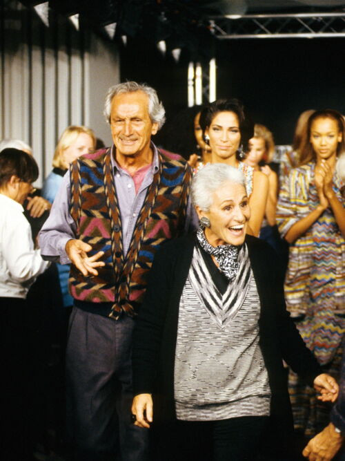 Rosita et Ottavio Missoni saluent à la fin de leur défilé printemps-été 1993 à Milan, en 1992.