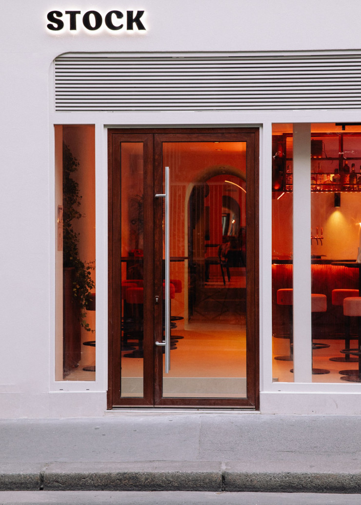 Une vitrine-écran comme insérée dans la façade donne à voir une ambiance orangée qui s’intensifie le soir venu.