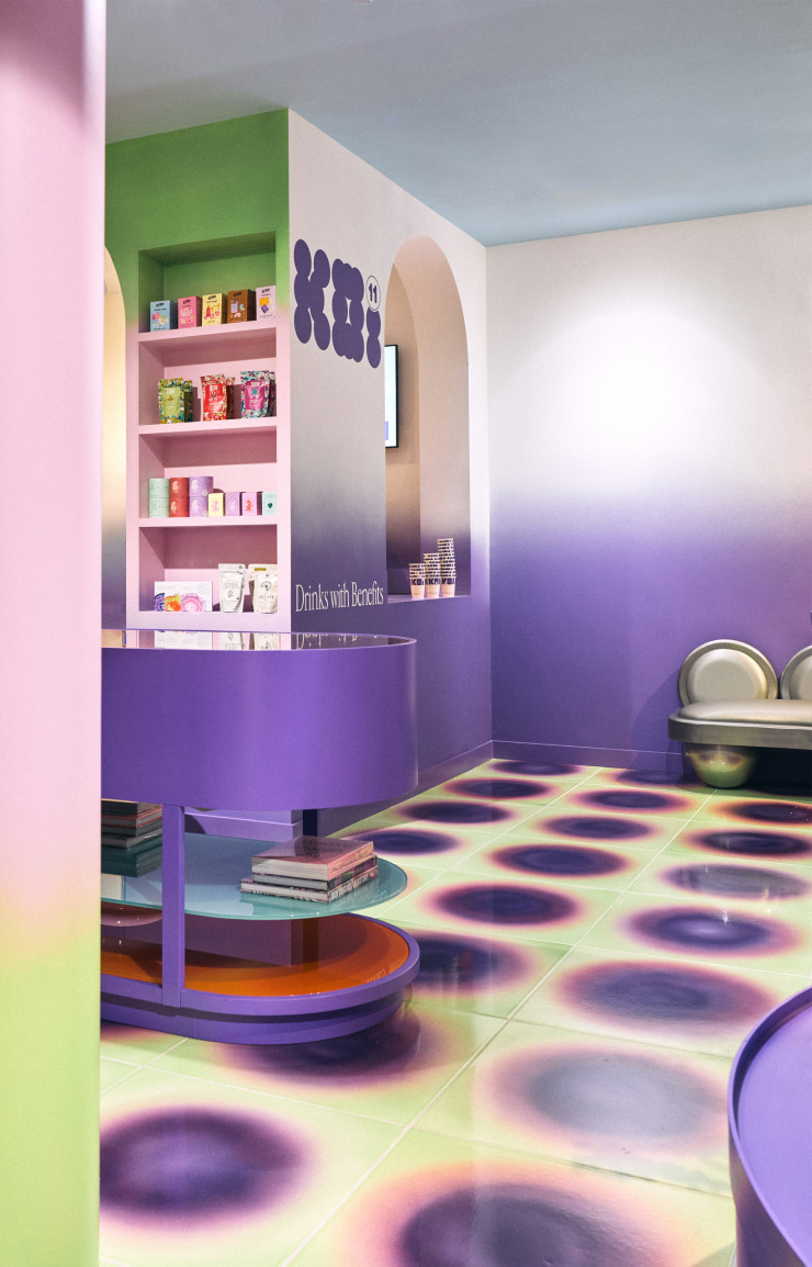À Londres, dans la boutique de prêt-à-porter Koibird, on s’installe entre deux essayages sur les banquettes argentées en sirotant un latte couleur dragée.