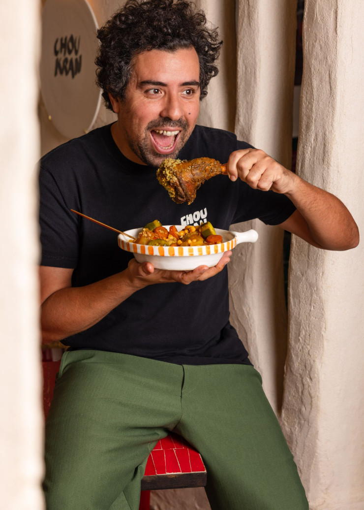 Abdel Alaoui, le patron, en pleine dégustation d’un couscous au gigot d’agneau.