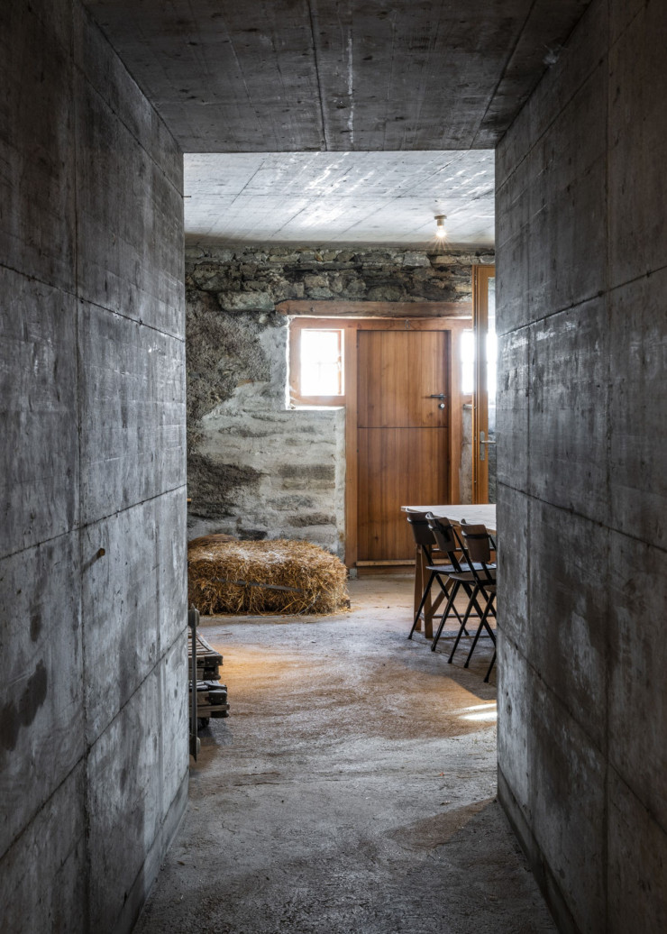 Vue sur la bergerie, pièce unique au rez-de-chaussée, d’où part le long couloir souterrain menant à la Villa Vals.