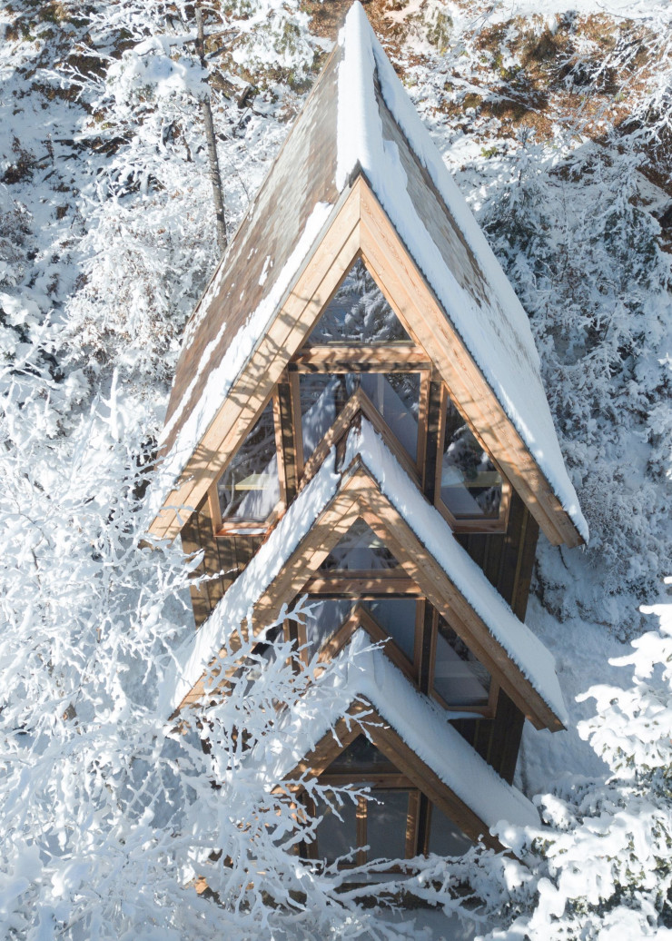 Au milieu des conifères enneigés, Il Pino se distingue par son architecture, relecture contemporaine stylisée des maisons alpines classiques.