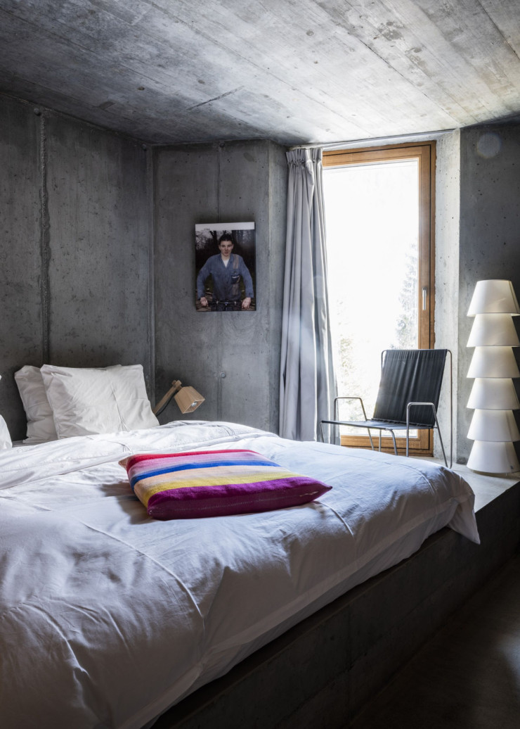Dans la chambre familiale (celle pourvue des lits superposés), fauteuil Bachelor, de Verner Panton (Fritz Hansen), lampadaire Set Up Shade 5, de Marcel Wanders (Moooi), lampe WoodLamp, de TAF Architects, coussin, T.E. 042, de Scholten & Baijings (Thomas Eyck). Au mur, photo intitulée 0101110 1544 (Jeffrey) (1959), de Gerald van der Kaap. Dans cette chambre aussi, les murs ont été laissés en béton apparent et sont agrémentés de photos contemporaines, dont l’accrochage change régulièrement.