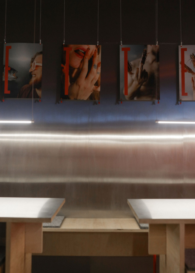 Chez Krevette, l’architecte Marion Hojris Jensen a opté pour une économie de moyens et de matériaux : Inox aux murs, tables et assises en bois brut. Seules touches décoratives, des photos signées Celia Swaenepoel, une jeune artiste de la région.