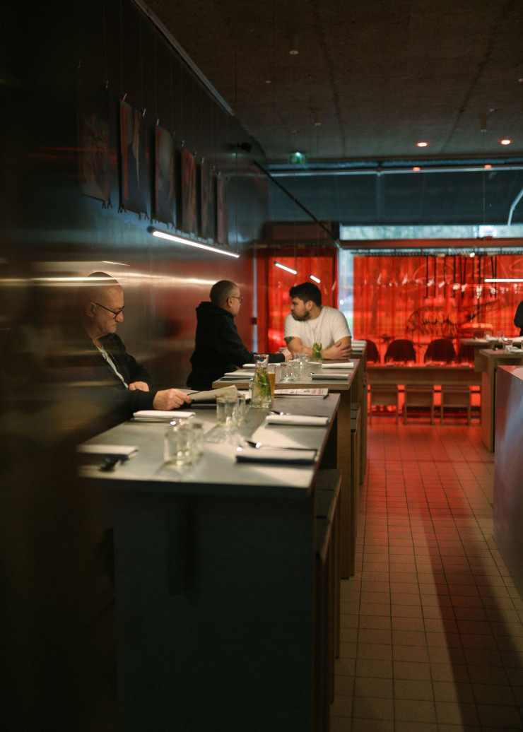 Ici, les tables sont à hauteur de service pour encore plus de convivialité.