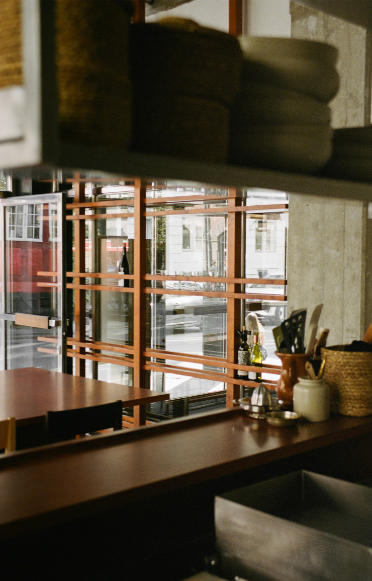 Le Bar Vitrine, aux assises Frama et à l’allure brutaliste.
