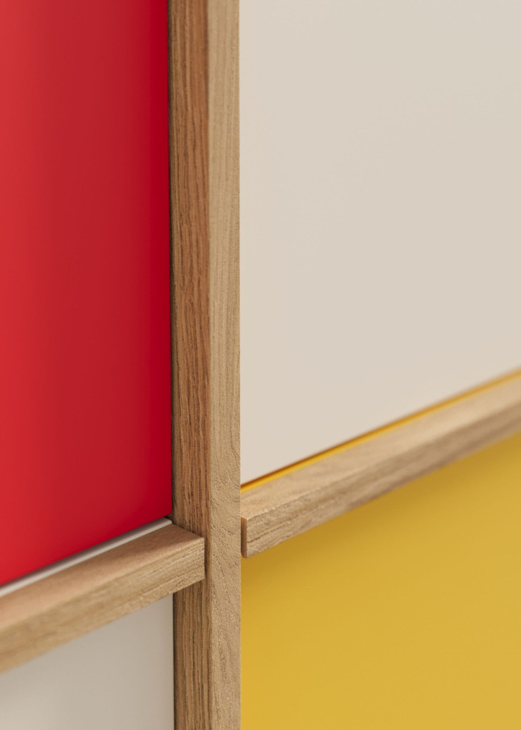 Ici, les teintes primaires, incrustées dans des cadres en bois, s’inspirent du style du peintre Piet Mondrian.