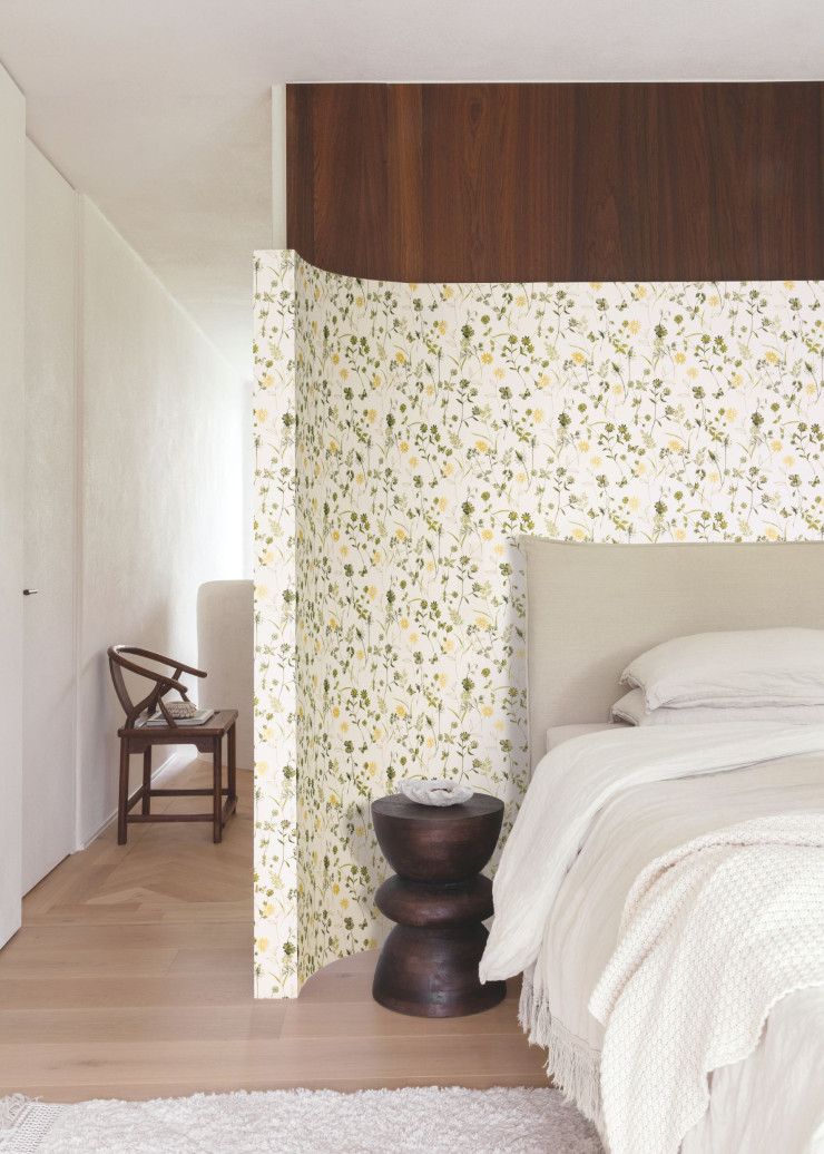 Le motif fleuri Elysium simule un tissu peint à la main et rebrodé. Le modèle est d’abord réalisé en atelier sur tissu, avant d’être retranscrit en relief sur papier.