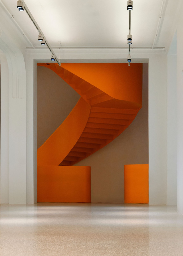 Pour son premier projet d’aménagement de musée, la designeuse India Mahdavi a ponctué les 4000 m2 du PoMo de ses joyeuses couleurs, tel un orange tonique pour les escaliers monumentaux.