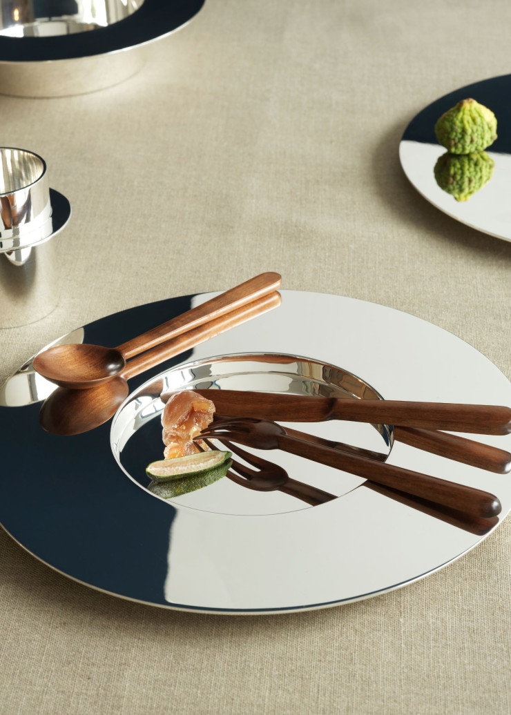 La collection « Jersey » de couverts en bois, dessinée par Jasper Morrison pour Puiforcat, a été imaginée pour s’associer à la gamme « Dinner Service » de l’artiste plasticien Donald Judd (1928-1994). Saladier Dinner en argent massif. Fourchette et cuillère à servir la salade Jersey en bois de cerisier (sakura).