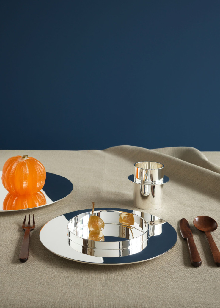 En partenariat avec la Fondation Judd, Puiforcat réalise « Dinner Service », un service de table de huit pièces imaginé par Donald Judd à la fin des années 1980 et resté à l’état de projet à sa disparition. Assiette à pain, assiette à dîner et gobelet Dinner en argent massif. Fourchette, couteau et cuillère de table Jersey en bois de cerisier.