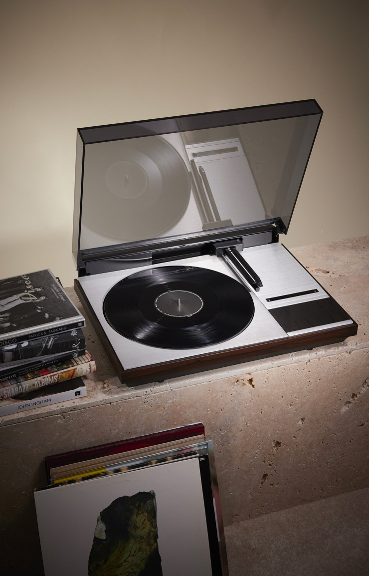 La platine vinyle Beogram 4000 de Bang & Olufsen réinterprétée par Saint Laurent.