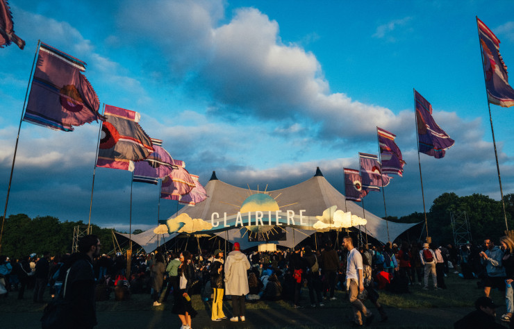 Les drapeaux d’Angus Watt, la signature visuelle du festival depuis 7 ans.