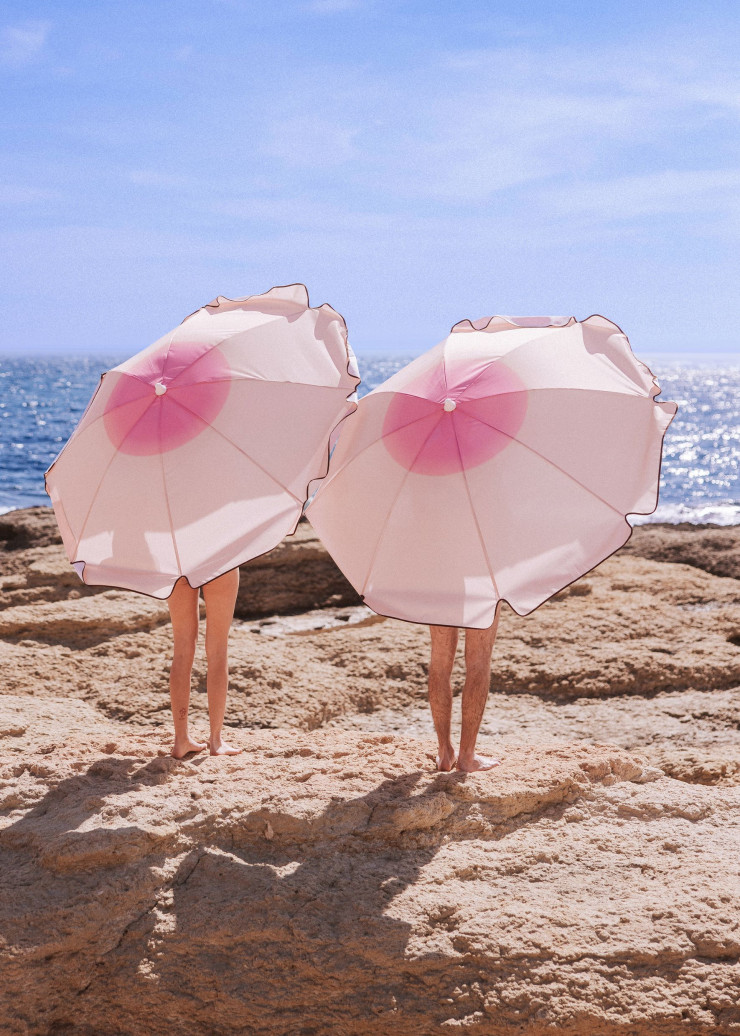 En collaboration avec Matthieu Vergote, la designeuse a imaginé une paire de parasols Seins-Tropez qui célèbrent une féminité enjouée et créative.