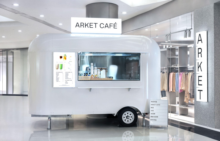 Difficile de définir Arket, qui vend dans ses boutiques vêtements, livres de cuisine et objets de décoration, le tout sans oublier le coin café. Ici, le kiosque de son magasin de Hangzhou, en Chine.
