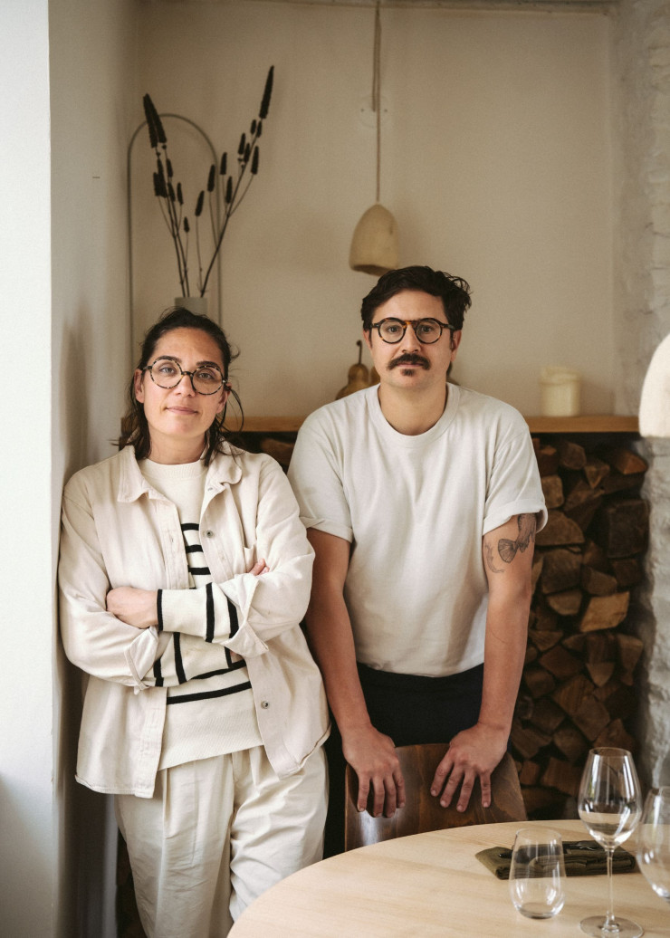 Jessica Schein et Thomas Benady ont créé l’Auberge Sauvage dans un ancien presbytère du XVIe siècle où il est possible de venir goûter la cuisine de Thomas, végétale et iodée. Dans la salle du restaurant comme dans les quelques chambres disponibles, le bois et les teintes lumineuses sont à l’honneur.