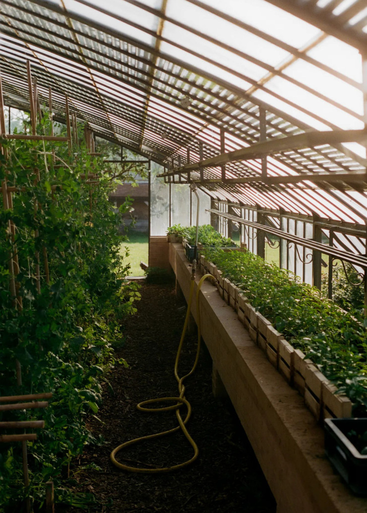 La serre de jardin en verre du potager, qui alimente le restaurant Le Doyenné, établi dans la grange, dont la charpente a entièrement été démontée pour être assainie avant l’installation d’une grande verrière.