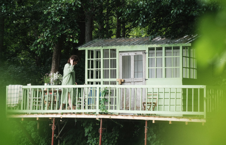 Zoé de Las Cases, qui a dessiné et fait construire sa propre cabane au bord d’un étang en Normandie, là où elle vit.