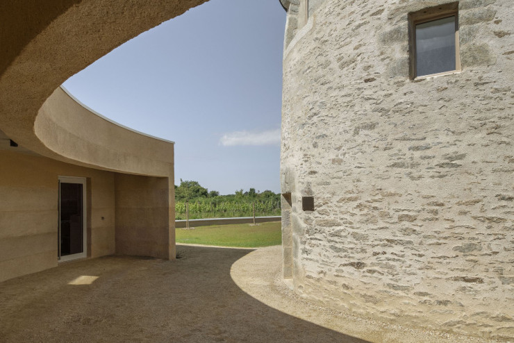 Ressuscité grâce aux efforts de la commune de Sarzeau et du parc naturel régional du golfe du Morbihan, le moulin de Poulhors – avec sa forme circulaire – abrite le vignoble de Rhuys.