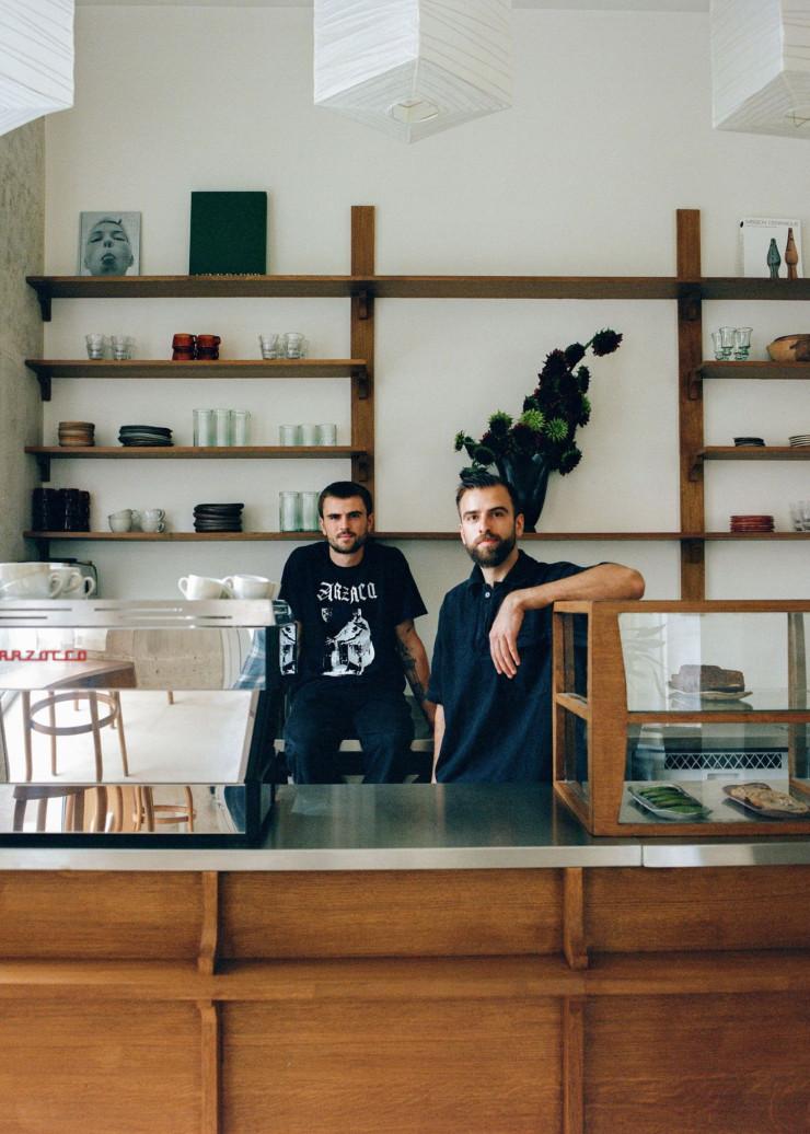 Les frères Laurens, qui ont monté Candle Kids Coffee dans le XXe arrondissement de Paris en 2023, ont fait appel au Studio Ebur pour la décoration intérieure.