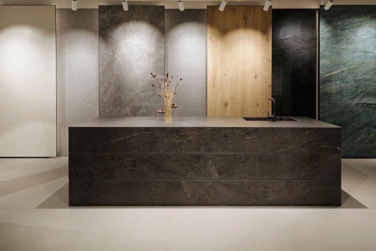 Dans son showroom, Atlas Concorde propose ses dalles de 120 sur 278 cm.