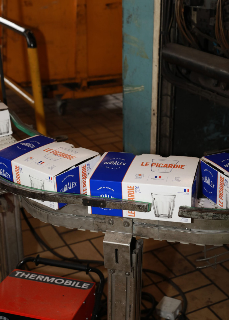 Après avoir validé toutes les étapes de production jusqu’au contrôle qualité assuré par le sondeur, les verres sont regroupés par six et empaquetés dans les cartons. Ici, le modèle iconique Le Picardie, fabriqué depuis 1954 par Duralex.