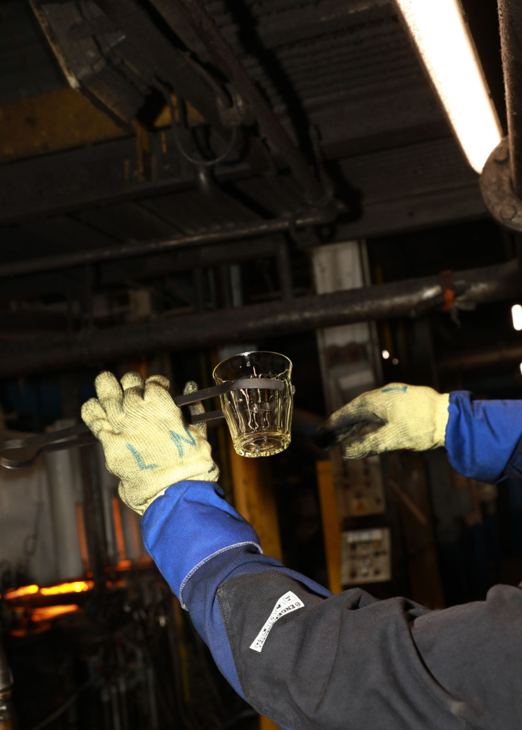 Dans l’usine historique située à La Chapelle-Saint-Mesmin (45), un fondeur contrôle la qualité d’un verre Le Picardie tout juste sorti du moule.