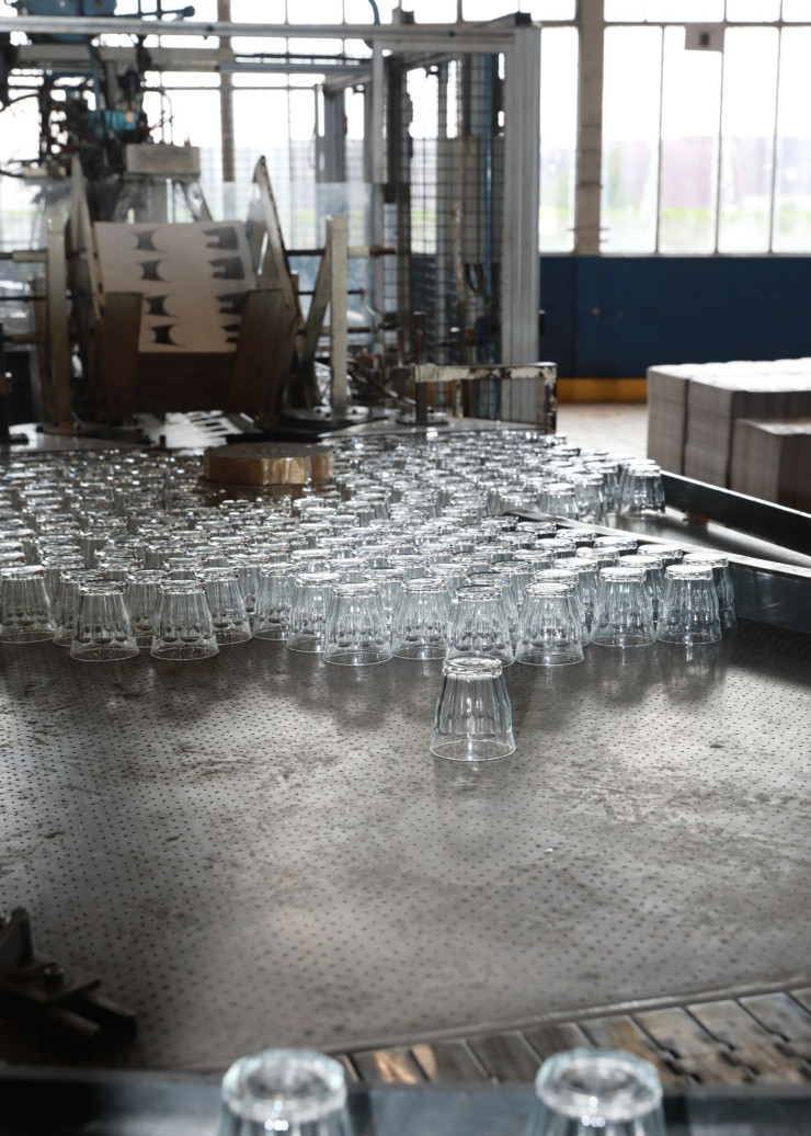 Véritable icône du design créé en 1954, le verre Le Picardie atterrit d’abord sur les tapis roulants avant d’être empaqueté dans son emballage cartonné, six par six.