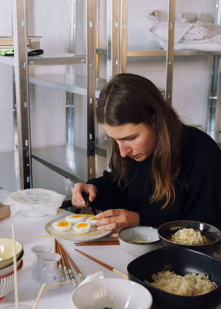 Diplômée d’un master Food Design de l’Académie royale des Beaux-Arts de Bruxelles, Laurie Gréco lors de son workshop sur le stylisme culinaire, au sein de l’établissement en janvier